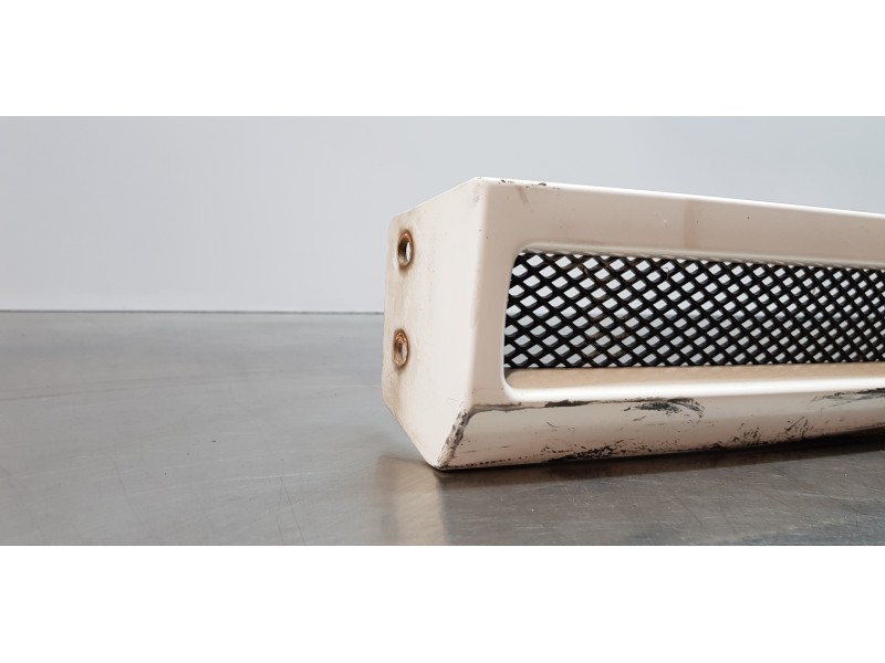 Recambio de rejilla delantera para nissan trade 100 caja cerrada, techo elevado referencia OEM IAM X001207228  