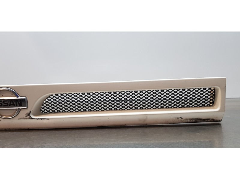 Recambio de rejilla delantera para nissan trade 100 caja cerrada, techo elevado referencia OEM IAM X001207228  