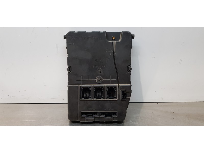 Recambio de caja reles / fusibles para renault scenic ii grand confort dynamique referencia OEM IAM 8200351184  