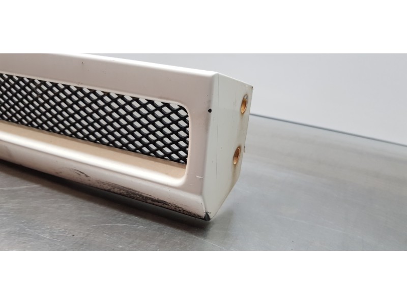 Recambio de rejilla delantera para nissan trade 100 caja cerrada, techo elevado referencia OEM IAM X001207228  