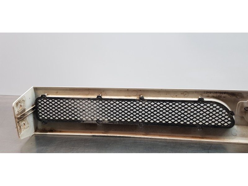 Recambio de rejilla delantera para nissan trade 100 caja cerrada, techo elevado referencia OEM IAM X001207228  