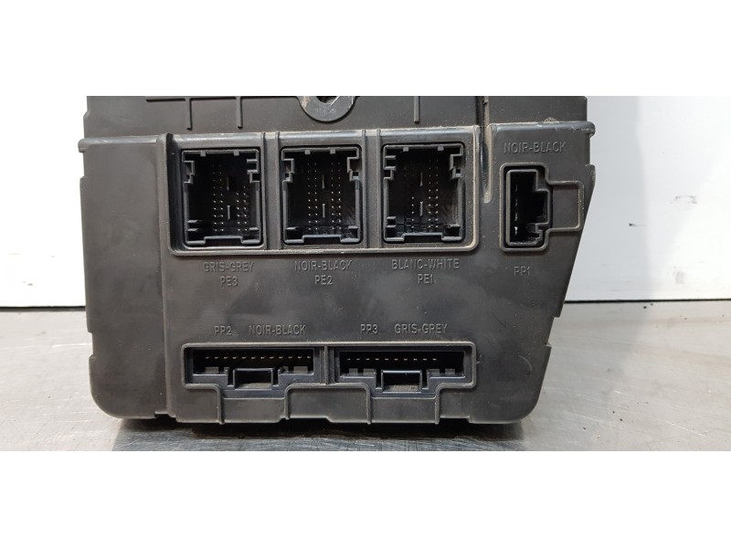 Recambio de caja reles / fusibles para renault scenic ii grand confort dynamique referencia OEM IAM 8200351184  