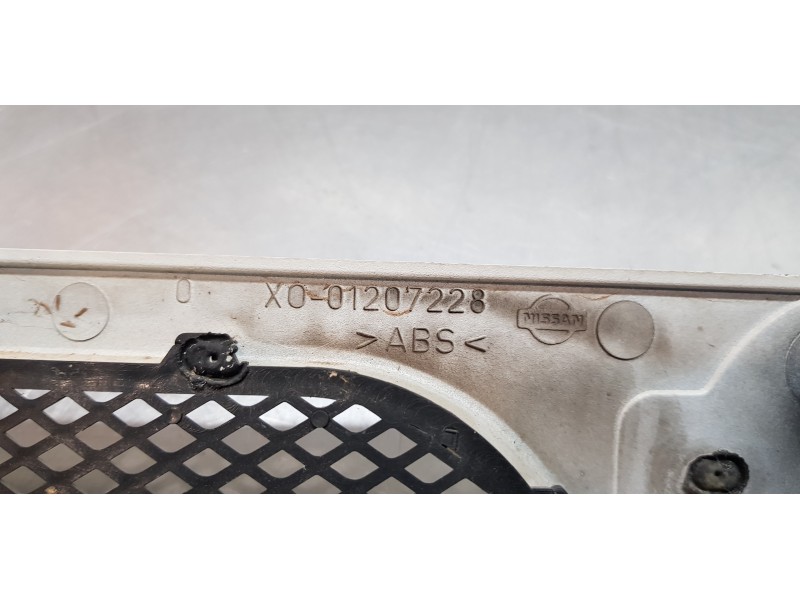 Recambio de rejilla delantera para nissan trade 100 caja cerrada, techo elevado referencia OEM IAM X001207228  