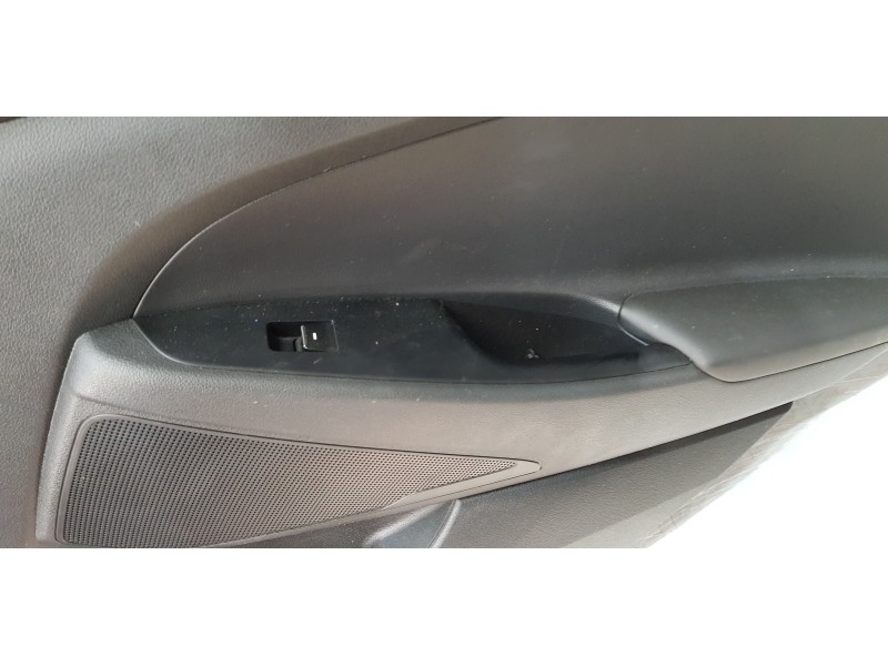 Recambio de guarnecido tapizado puerta trasera derecha para hyundai tucson klass 2wd referencia OEM IAM 83302D7050TTP  