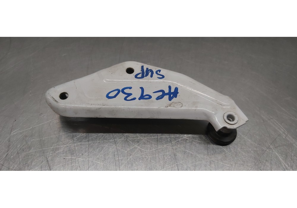 Recambio de soporte / guia puerta corredera para renault kangoo furgón professional referencia OEM IAM 8200497626  