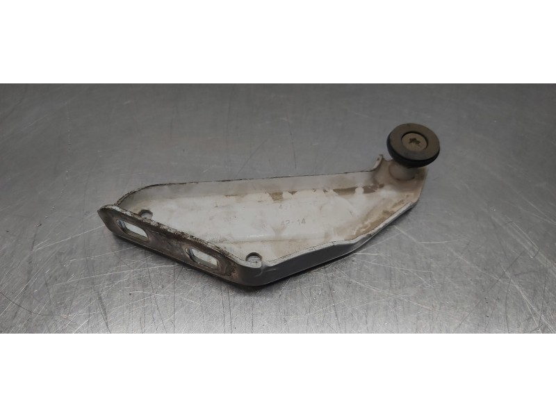 Recambio de soporte / guia puerta corredera para renault kangoo furgón professional referencia OEM IAM 8200497626  