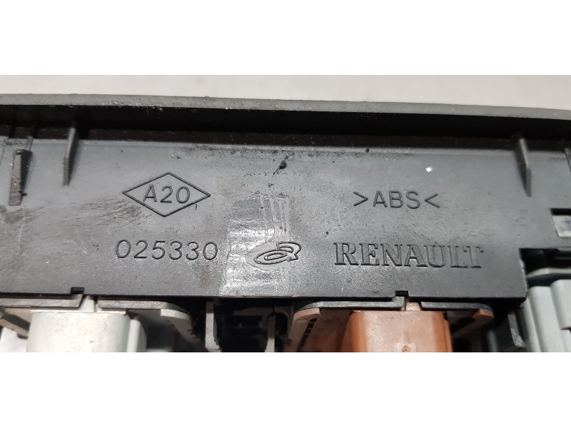 Recambio de mando elevalunas delantero izquierdo para renault scenic ii 1.9 dci diesel referencia OEM IAM 156018070  