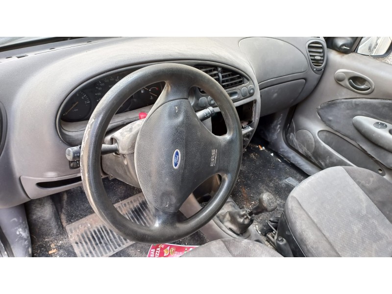 ford fiesta berlina (dx) del año 2000