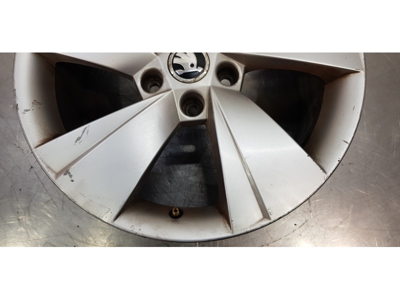 Recambio de llanta para skoda superb (3v3) active referencia OEM IAM 3V0601025AJ  