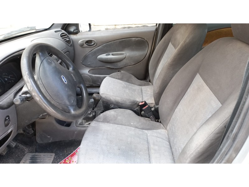ford fiesta berlina (dx) del año 2000