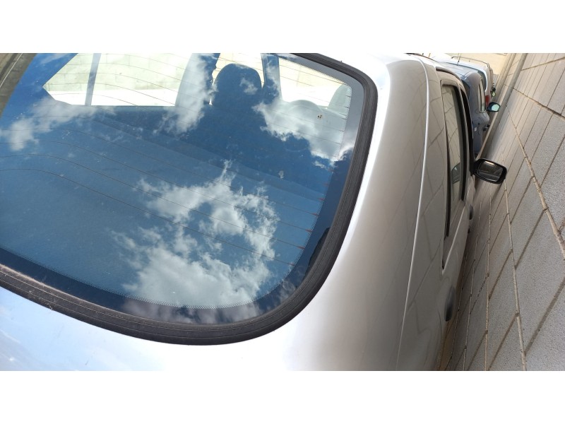 ford fiesta berlina (dx) del año 2000