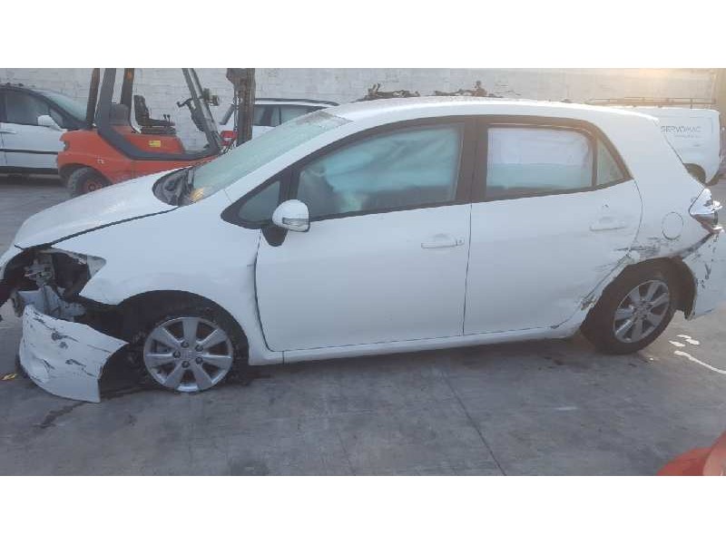 toyota auris del año 2012