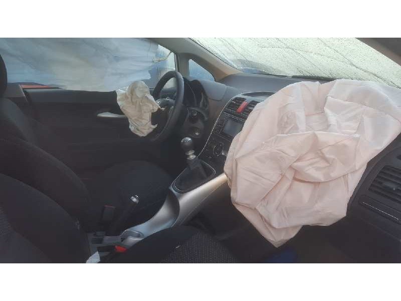 toyota auris del año 2012