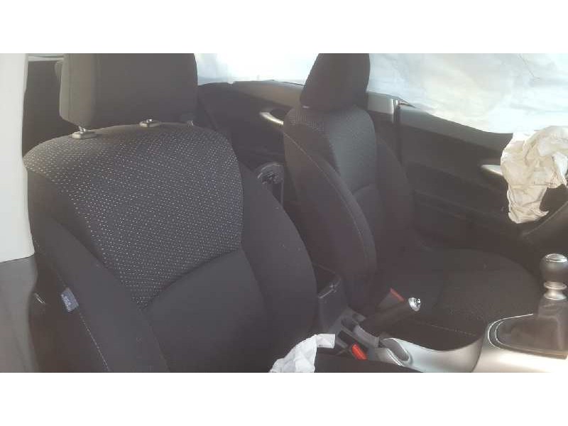 toyota auris del año 2012