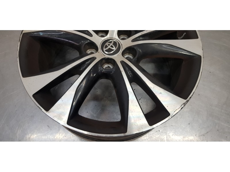 Recambio de llanta para toyota rav 4 active referencia OEM IAM 4261142560  
