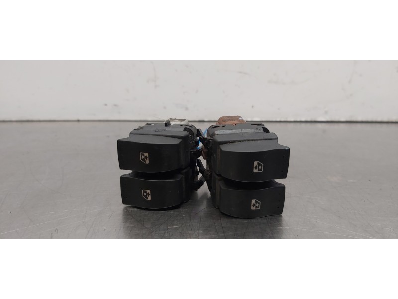 Recambio de mando elevalunas delantero izquierdo para renault scenic ii confort authentique referencia OEM IAM 8200315042   Recambio de mando elevalunas delantero izquierdo para renault scenic ii confort authentique referencia OEM IAM 8200315042