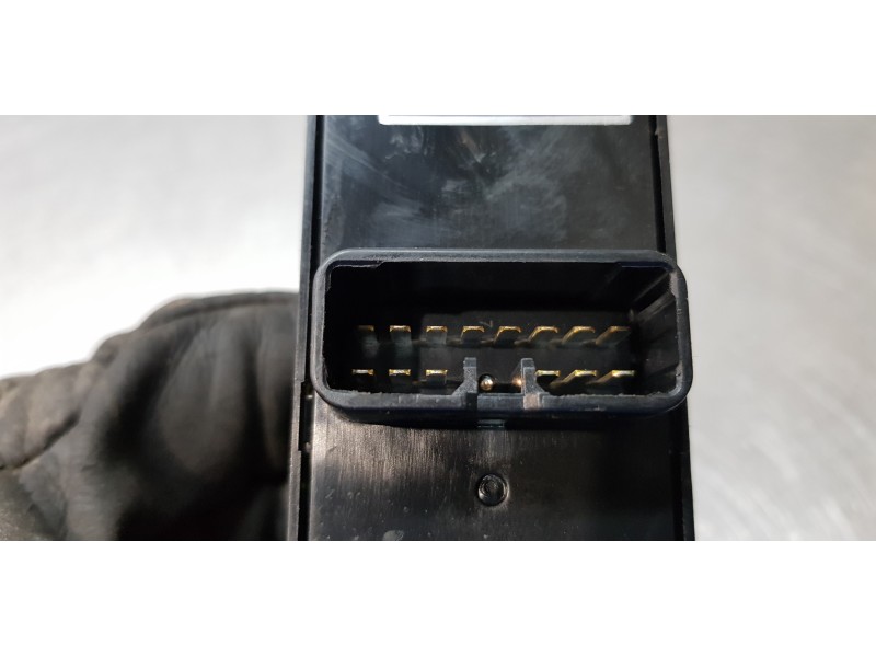 Recambio de mando elevalunas delantero izquierdo para mitsubishi outlander (cw0) 2.0 di-d invite referencia OEM IAM 8608A060  