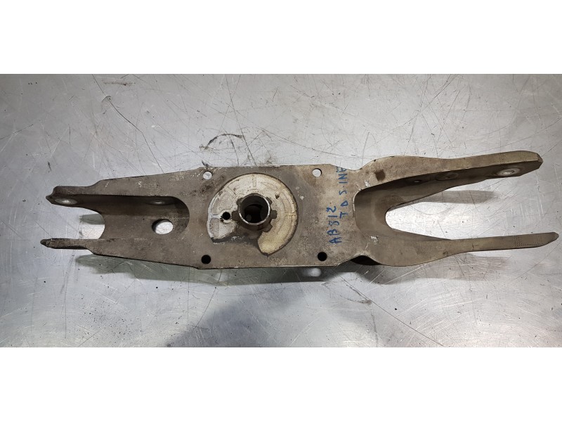 Recambio de brazo suspension superior trasero derecho para infiniti qx30 premium referencia OEM IAM 551B05DJ0A  