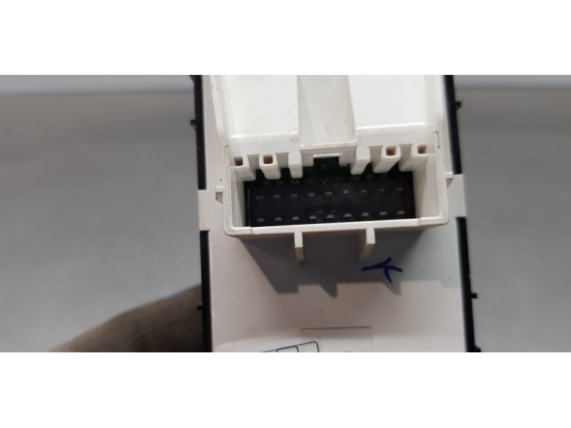 Recambio de mando elevalunas delantero izquierdo para hyundai tucson hybrid referencia OEM IAM 93571N73004X  