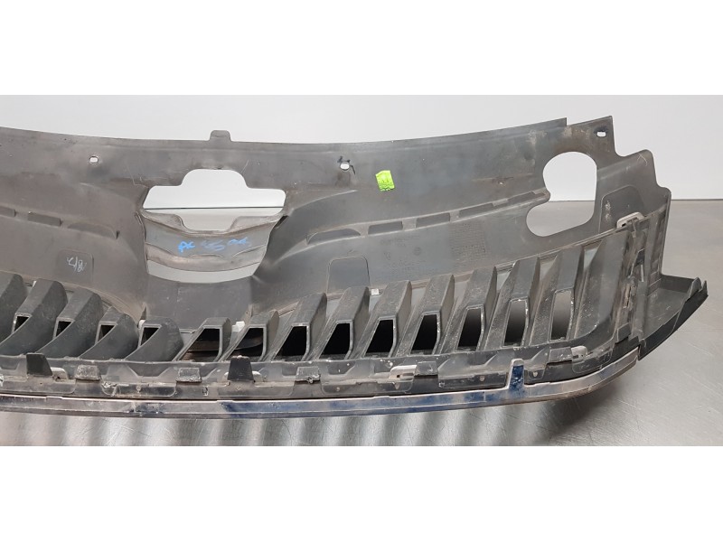Recambio de rejilla delantera para skoda rapid active referencia OEM IAM 5JA8536689B9  