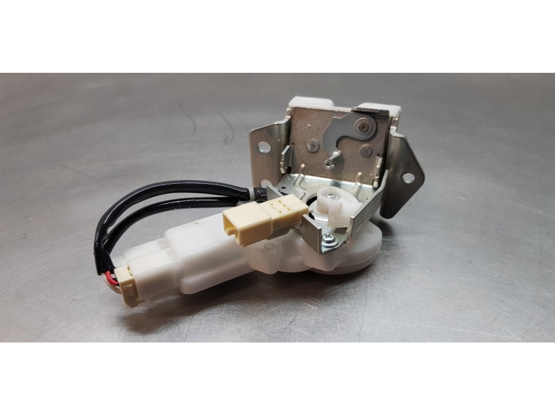 Recambio de cerradura maletero / porton para suzuki sx4 glx referencia OEM IAM 8251054P01  