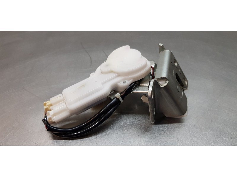 Recambio de cerradura maletero / porton para suzuki sx4 glx referencia OEM IAM 8251054P01  