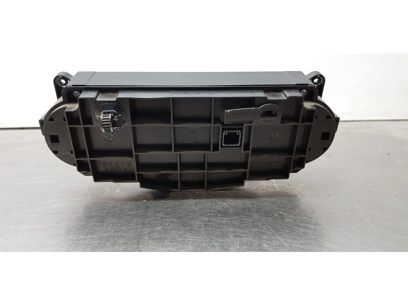 Recambio de mando climatizador para toyota yaris hsd city referencia OEM IAM 559000D800  
