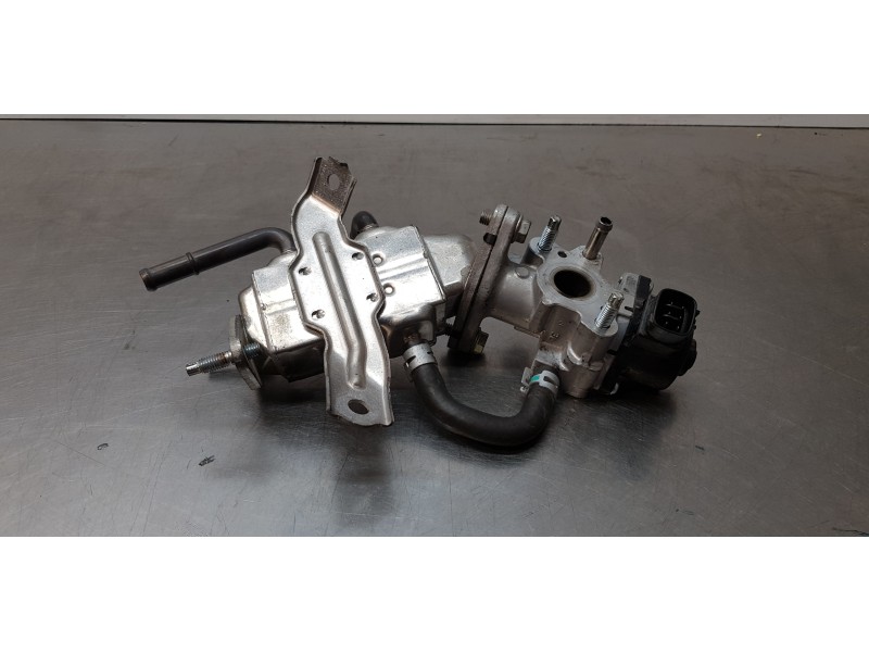 Recambio de valvula egr para toyota yaris hsd city referencia OEM IAM 2562021020  