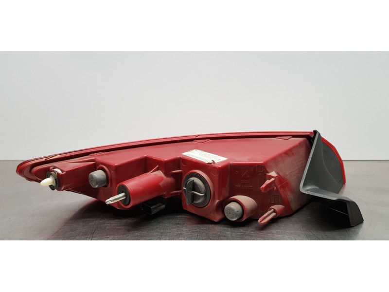 Recambio de piloto trasero derecho para renault laguna coupe base referencia OEM IAM 265500005R  