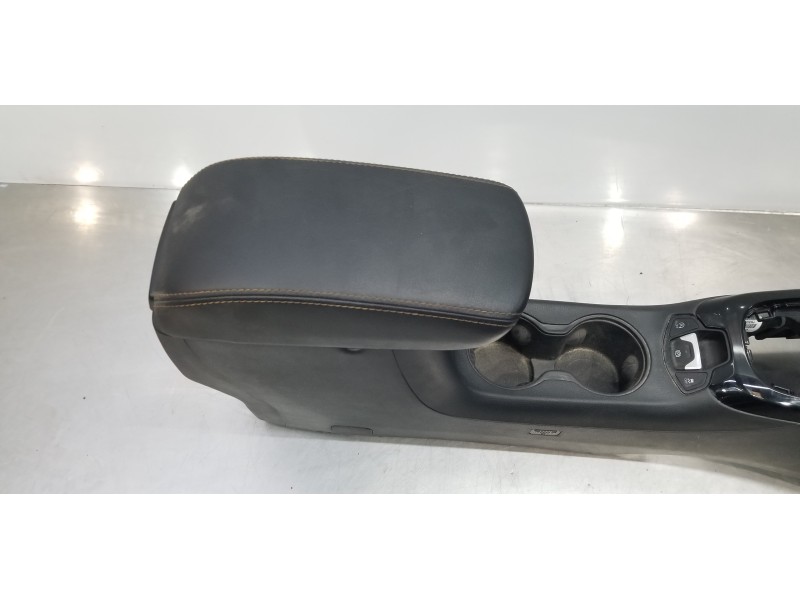 Recambio de apoyabrazos central para jeep compass ii longitude 4x4 referencia OEM IAM 5ZK07LT5AB 6GN88DX9AD 