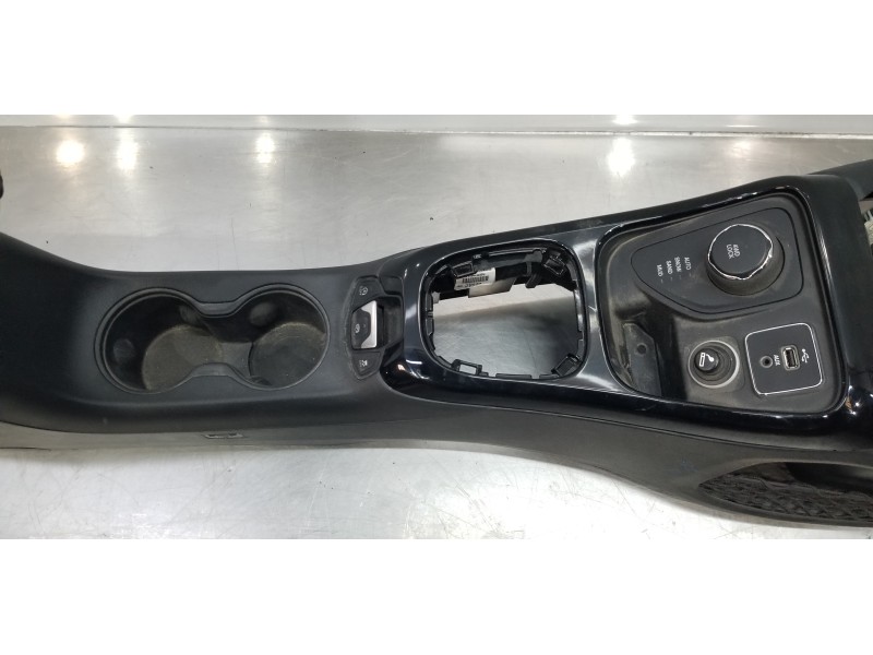 Recambio de apoyabrazos central para jeep compass ii longitude 4x4 referencia OEM IAM 5ZK07LT5AB 6GN88DX9AD 