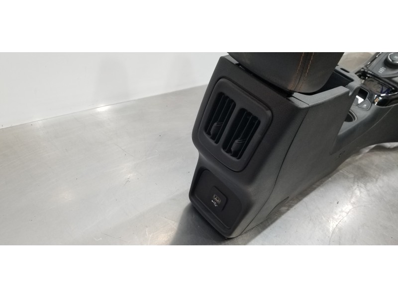 Recambio de apoyabrazos central para jeep compass ii longitude 4x4 referencia OEM IAM 5ZK07LT5AB 6GN88DX9AD 