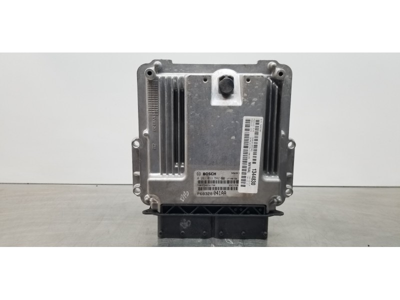 Recambio de centralita motor uce para jeep compass ii longitude 4x4 referencia OEM IAM 68328041AA P68328041AA 0281033582