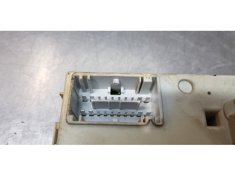 Recambio de caja reles / fusibles para fiat 500l wagon (351) lounge referencia OEM IAM 52089836  