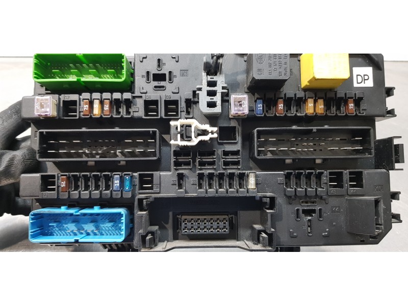 Recambio de caja reles / fusibles para opel astra h berlina enjoy referencia OEM IAM 13181278  