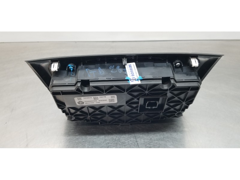 Recambio de mando climatizador para jeep compass ii longitude 4x4 referencia OEM IAM 53230570 P5VA66DX9AD 5VA66DX9AD