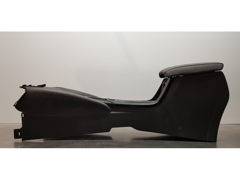 Recambio de apoyabrazos central para toyota corolla (e21) hybrid active referencia OEM IAM 5890502E70C4 5891002810C4 