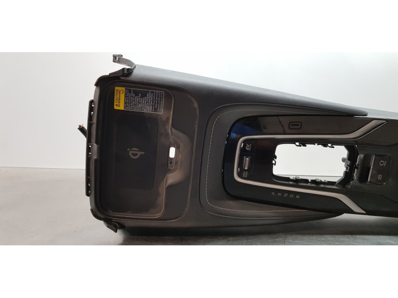 Recambio de apoyabrazos central para toyota corolla (e21) hybrid active referencia OEM IAM 5890502E70C4 5891002810C4 