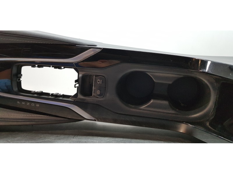 Recambio de apoyabrazos central para toyota corolla (e21) hybrid active referencia OEM IAM 5890502E70C4 5891002810C4 