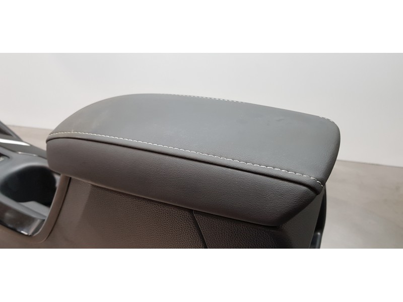 Recambio de apoyabrazos central para toyota corolla (e21) hybrid active referencia OEM IAM 5890502E70C4 5891002810C4 