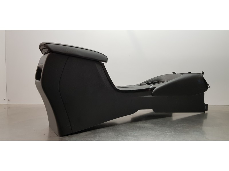 Recambio de apoyabrazos central para toyota corolla (e21) hybrid active referencia OEM IAM 5890502E70C4 5891002810C4 