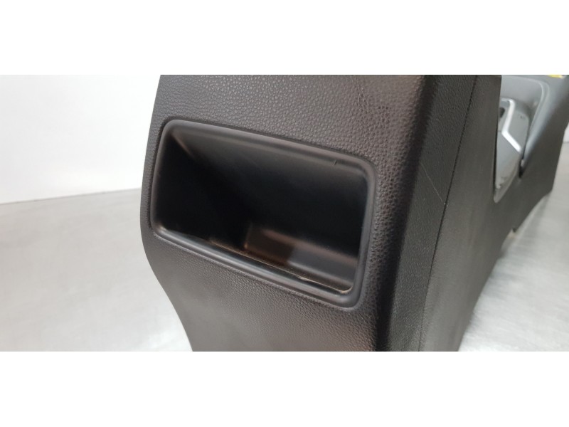 Recambio de apoyabrazos central para toyota corolla (e21) hybrid active referencia OEM IAM 5890502E70C4 5891002810C4 