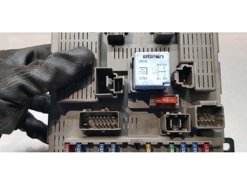 Recambio de caja reles / fusibles para citroen c5 berlina 2.0 hdi premier referencia OEM IAM 9637466180   Recambio de caja reles / fusibles para citroen c5 berlina 2.0 hdi premier referencia OEM IAM 9637466180