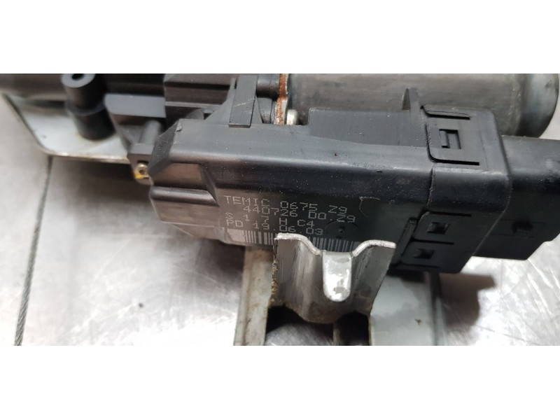 Recambio de elevalunas trasero derecho para renault megane ii classic berlina confort authentique referencia OEM IAM 8201010921  Recambio de elevalunas trasero derecho para renault megane ii classic berlina confort authentique referencia OEM IAM 8201010921