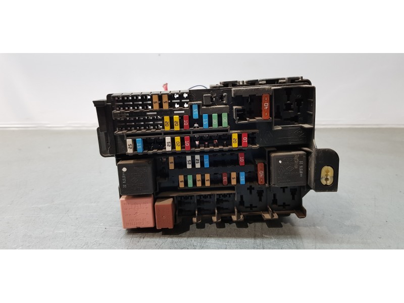 Recambio de caja reles / fusibles para renault laguna iii expression referencia OEM IAM 8200393836D  