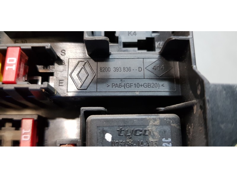 Recambio de caja reles / fusibles para renault laguna iii expression referencia OEM IAM 8200393836D  